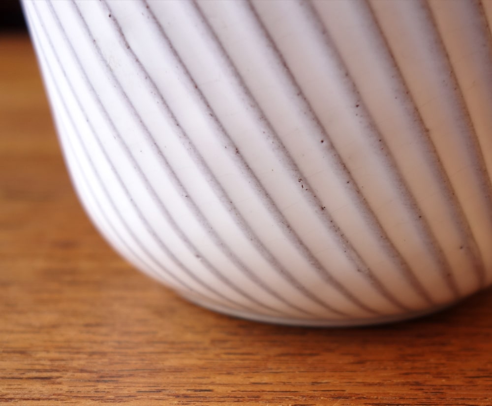 白い陶器のプラントカバー