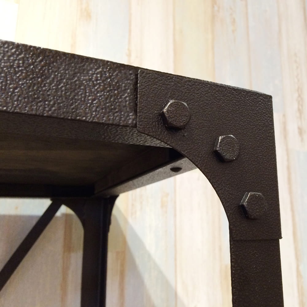 無骨な雰囲気が格好いい黒いシェルフ