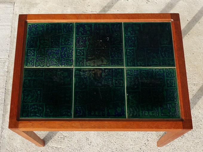 深い青緑のタイルトップテーブル
