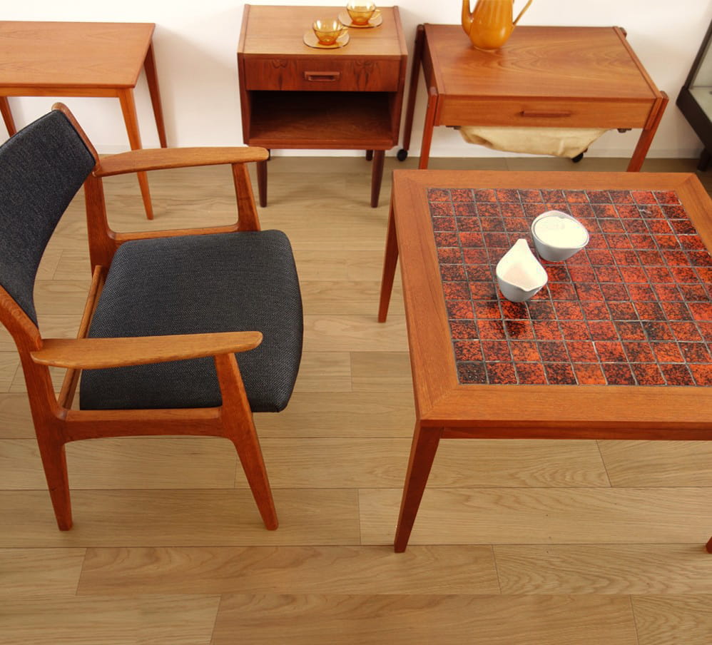 北欧ヴィンテージ赤いタイルのコーヒーテーブル