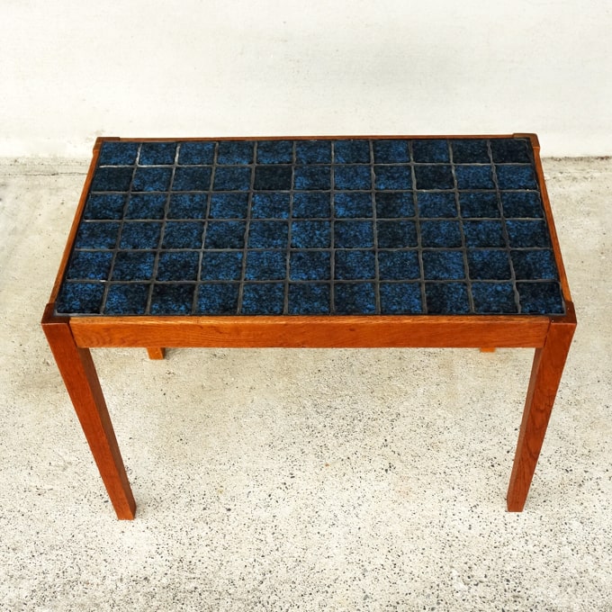 ブルーのタイルトップテーブル　北欧家具