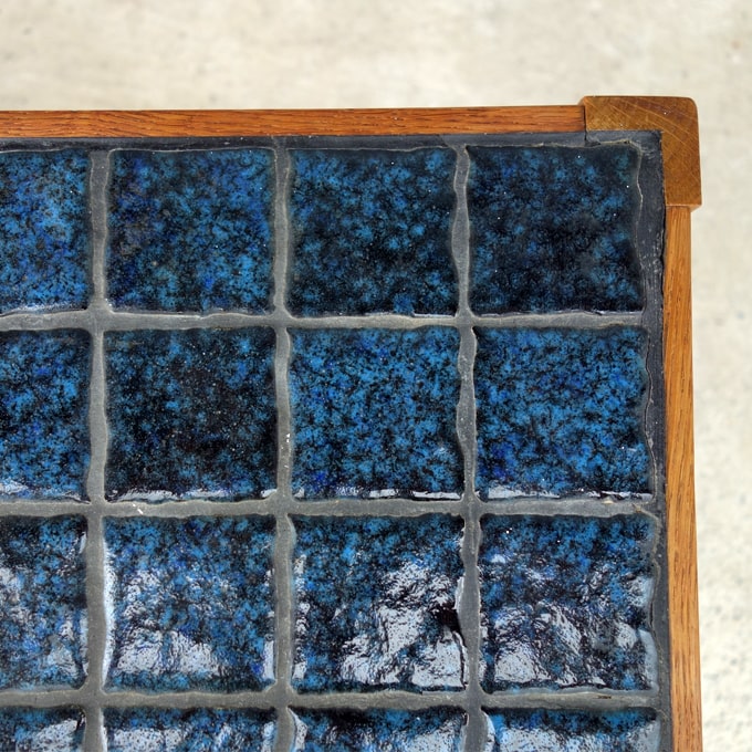 濃い青と紺の混ざったタイルのテーブル