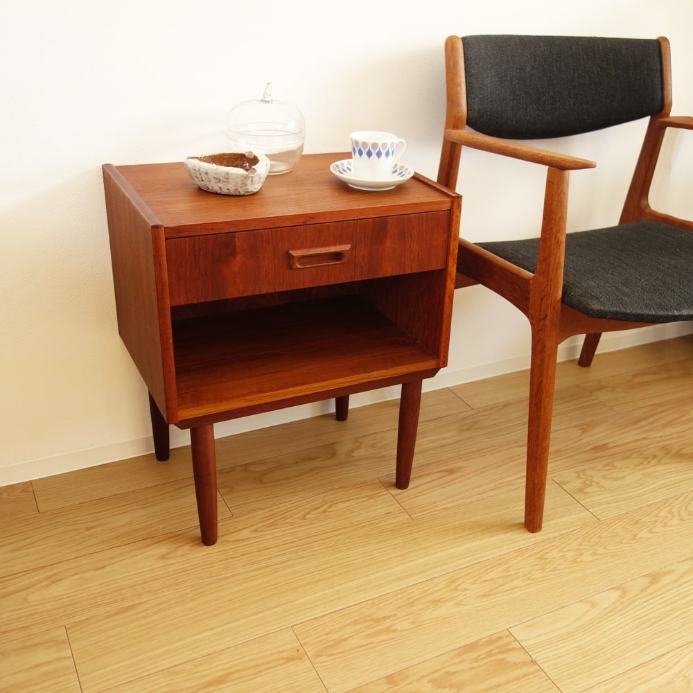 北欧ヴィンテージのナイトテーブル チーク
