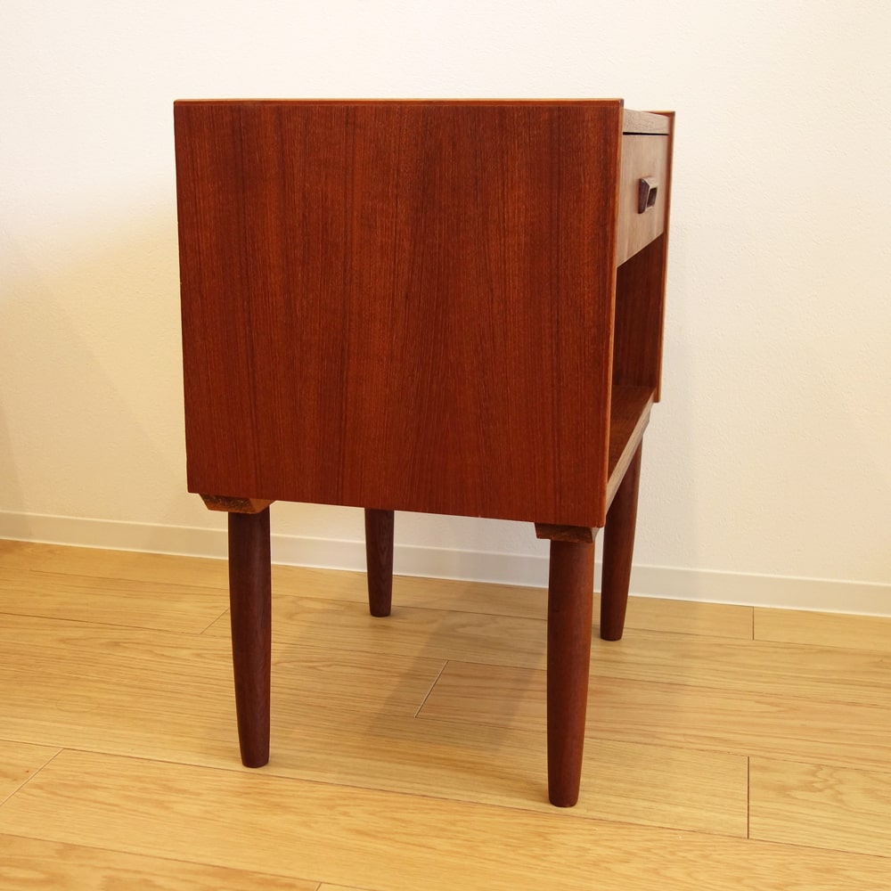 ヴィンテージのナイトテーブル左側面