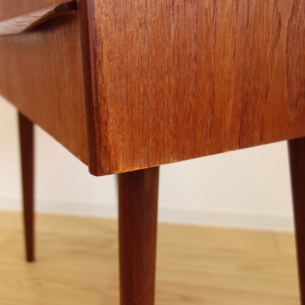 チェスト右側面の角