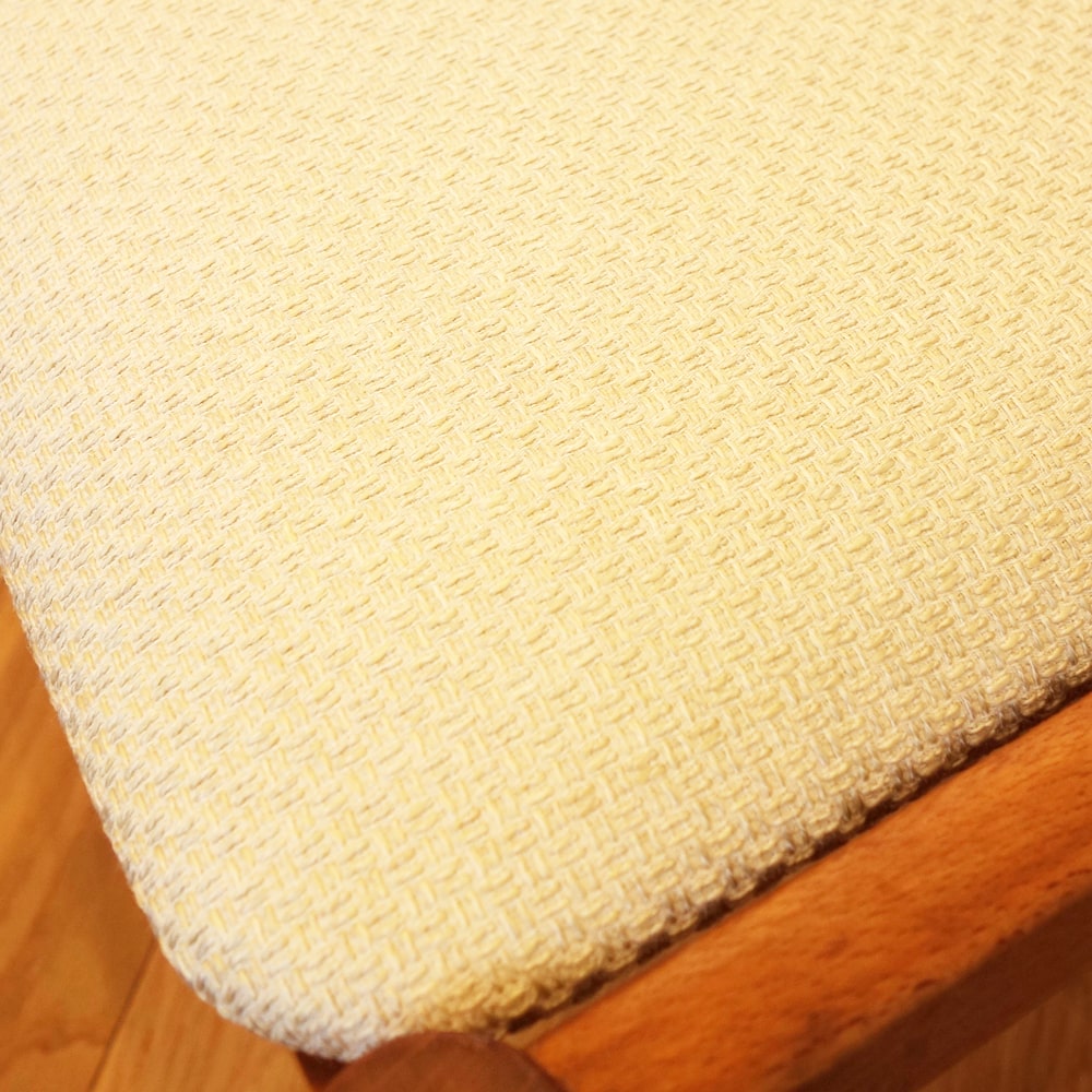 ビンテージチェア座面アイボリー アップ