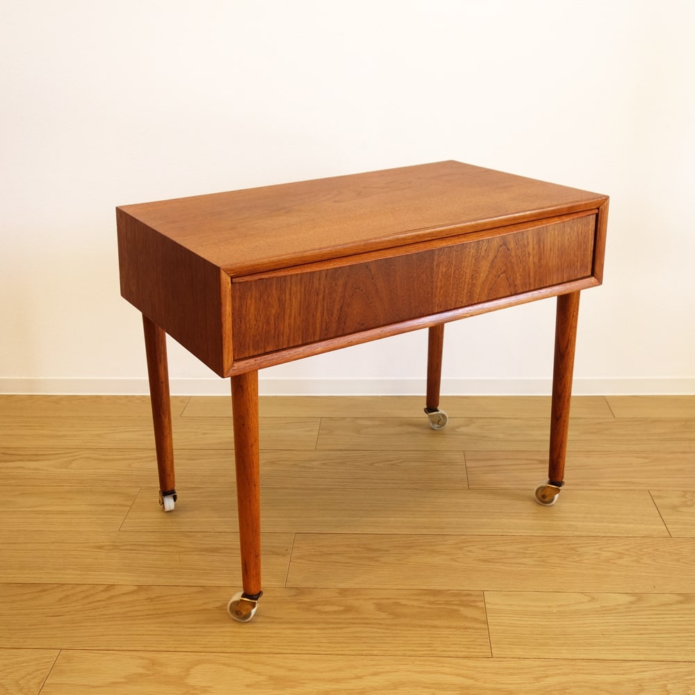 北欧ビンテージのソーイングワゴン