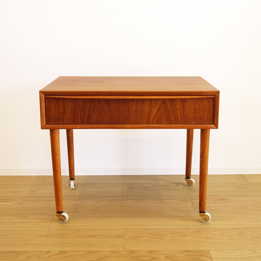 北欧ソーイングテーブル正面