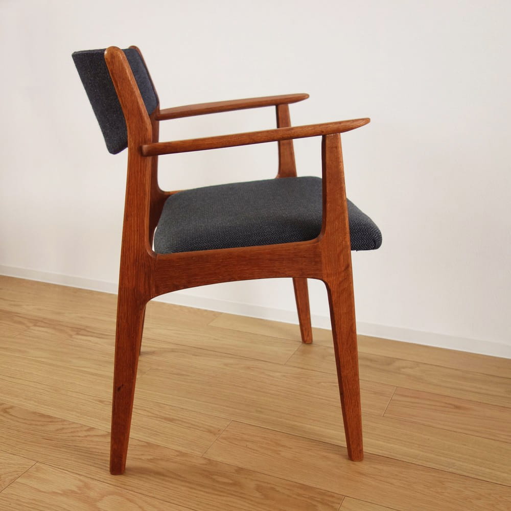 ネイビーブルーのファブリック張りチェア左側面