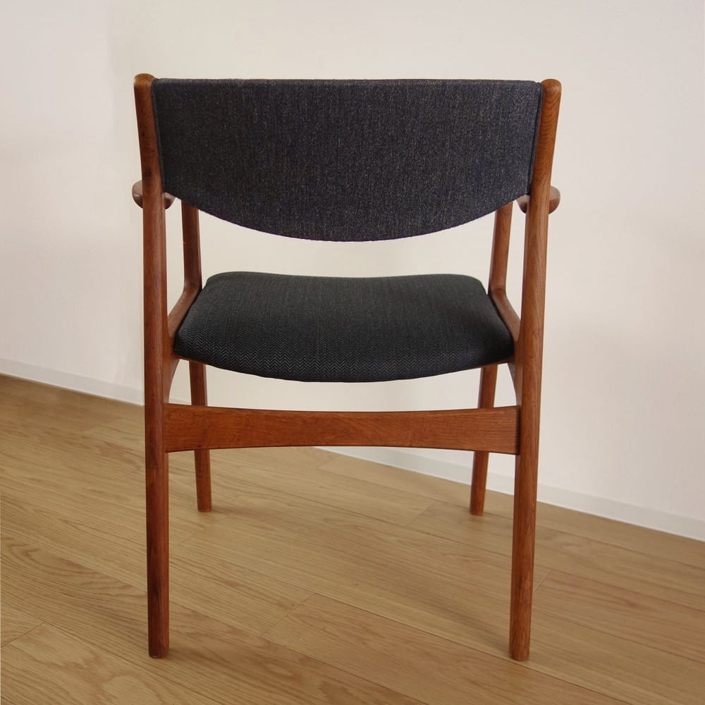 北欧アームチェア紺色　後ろ面