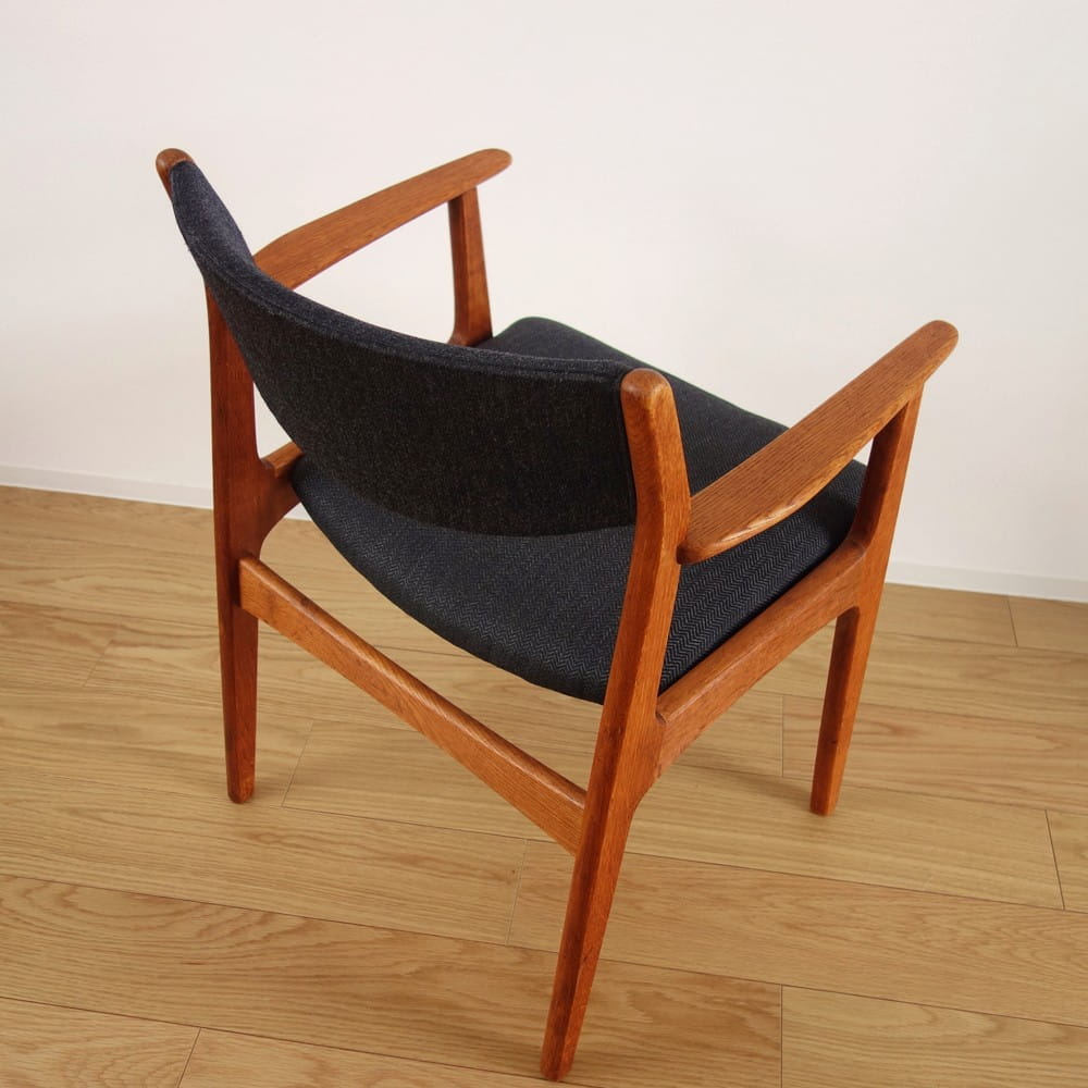 北欧ヴィンテージ木肘チェア　ネイビー色ファブリック