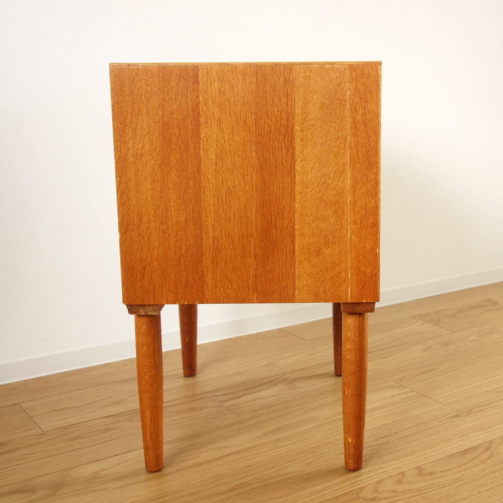 ナイトテーブル左側面