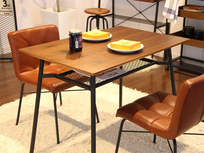 ウォールナットの小さめテーブル｜北欧家具通販アンバーデザイン