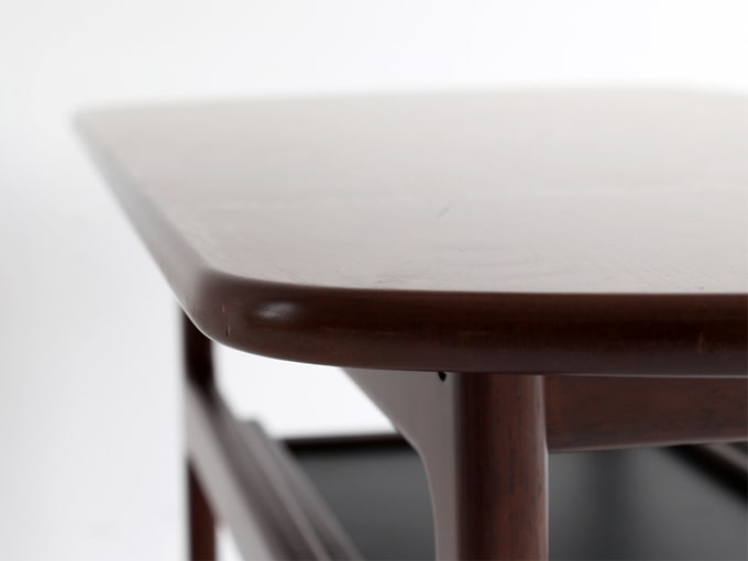 テーブルの淵にも曲線を取り入れたデザイン
