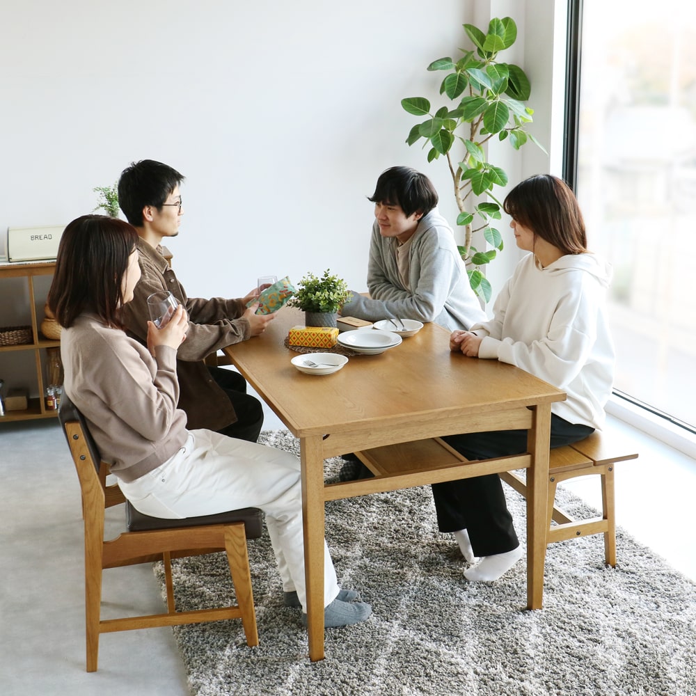 4人用の木製ダイニングテーブル