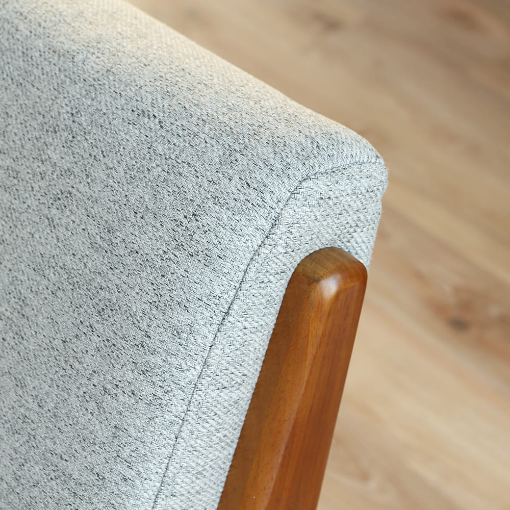 ざっくりした風合いが素敵なグレー色ファブリックのソファ