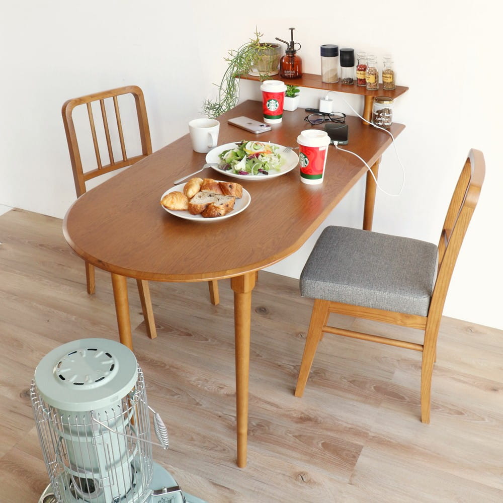 半円形ダイニングテーブルとレトロな椅子