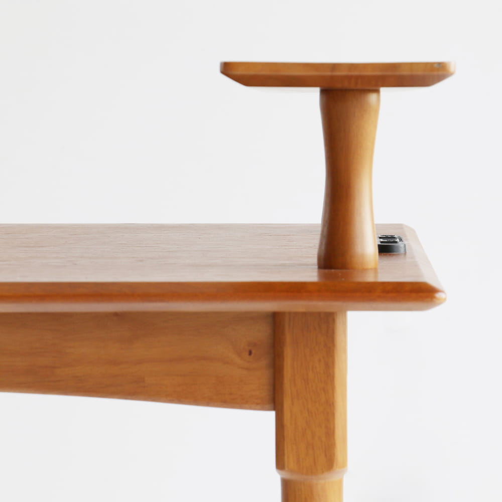 小棚が付いたダイニングテーブル