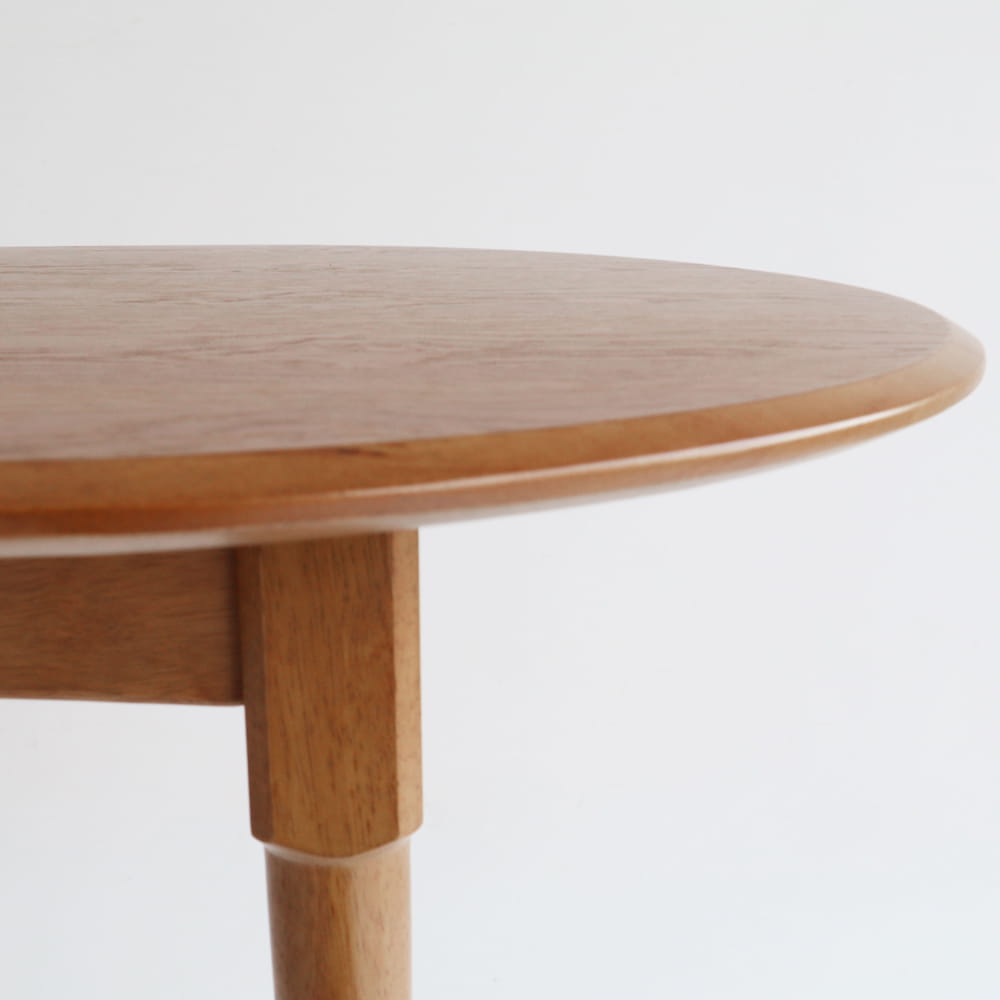 木製の半円形テーブル