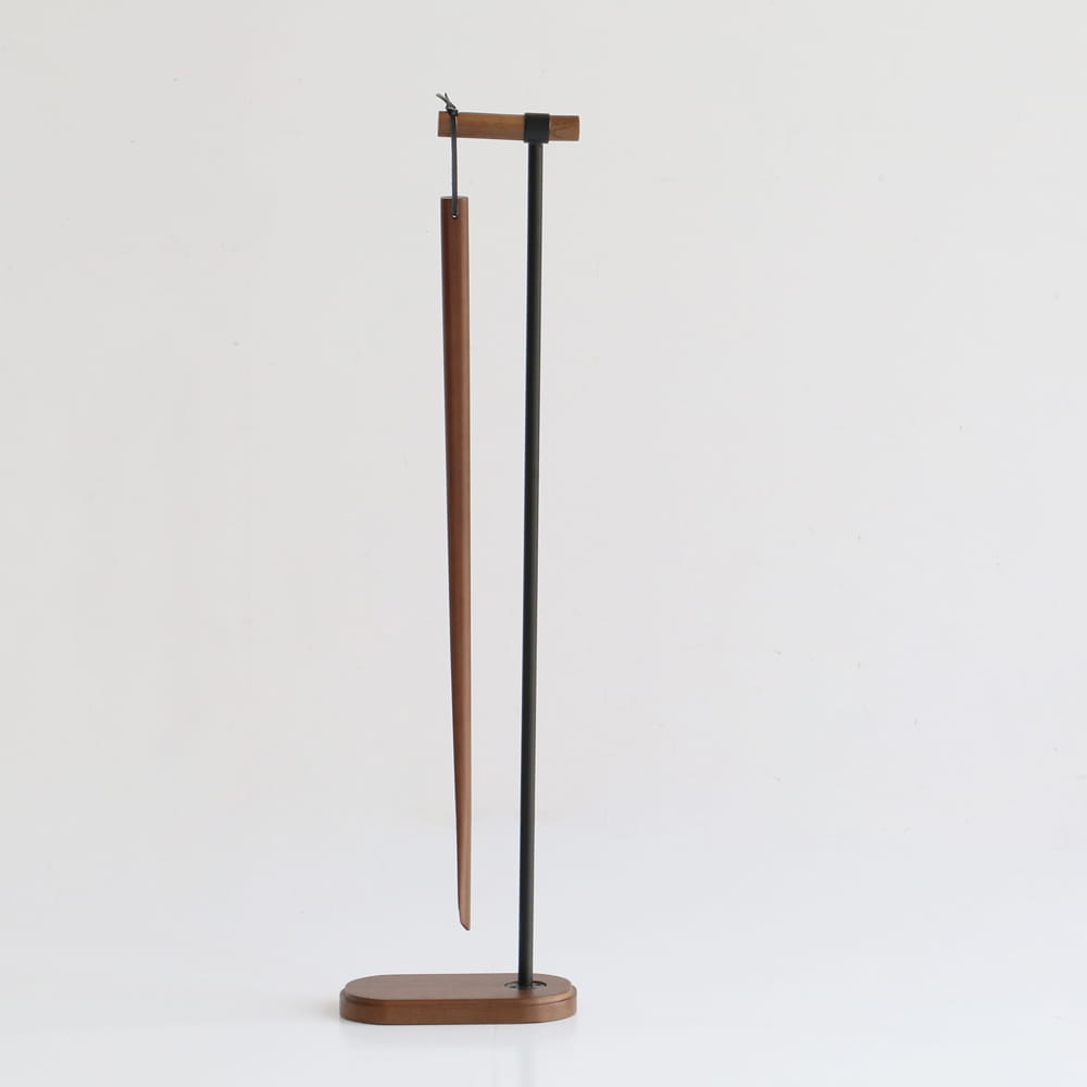 ダークブラウンの木製シューホーン