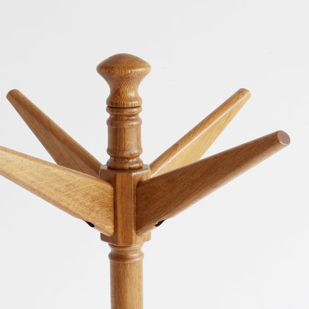 レトロな雰囲気の木製ハンガー