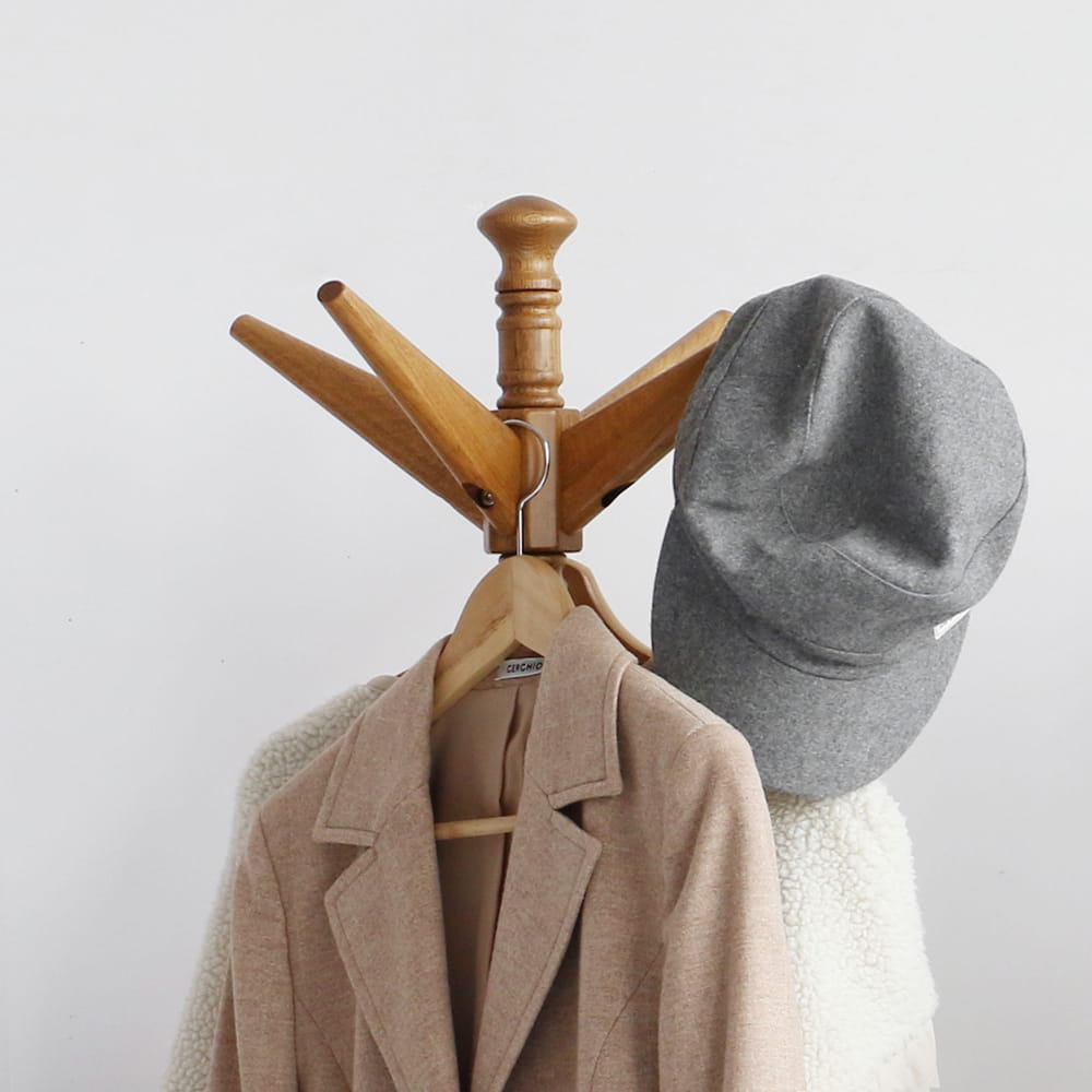 帽子も掛けられるコートハンガー