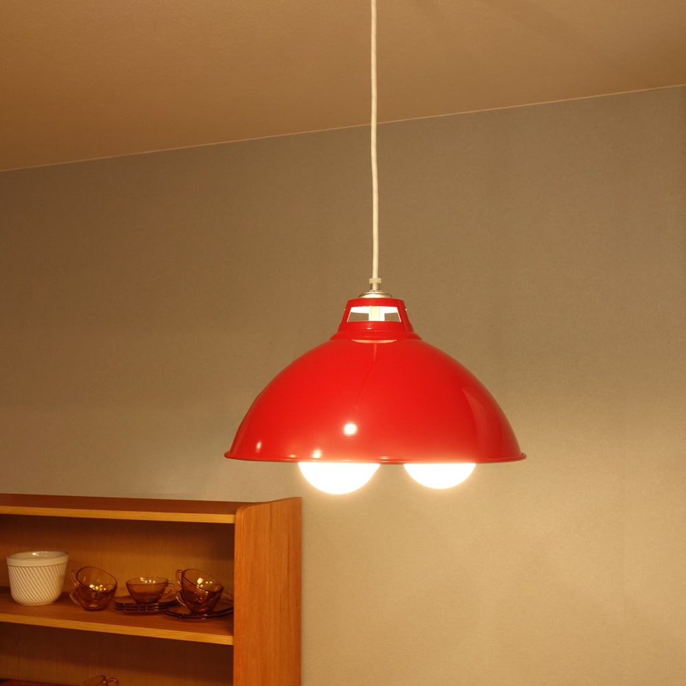 レトロな吊り下げ照明 赤シェード