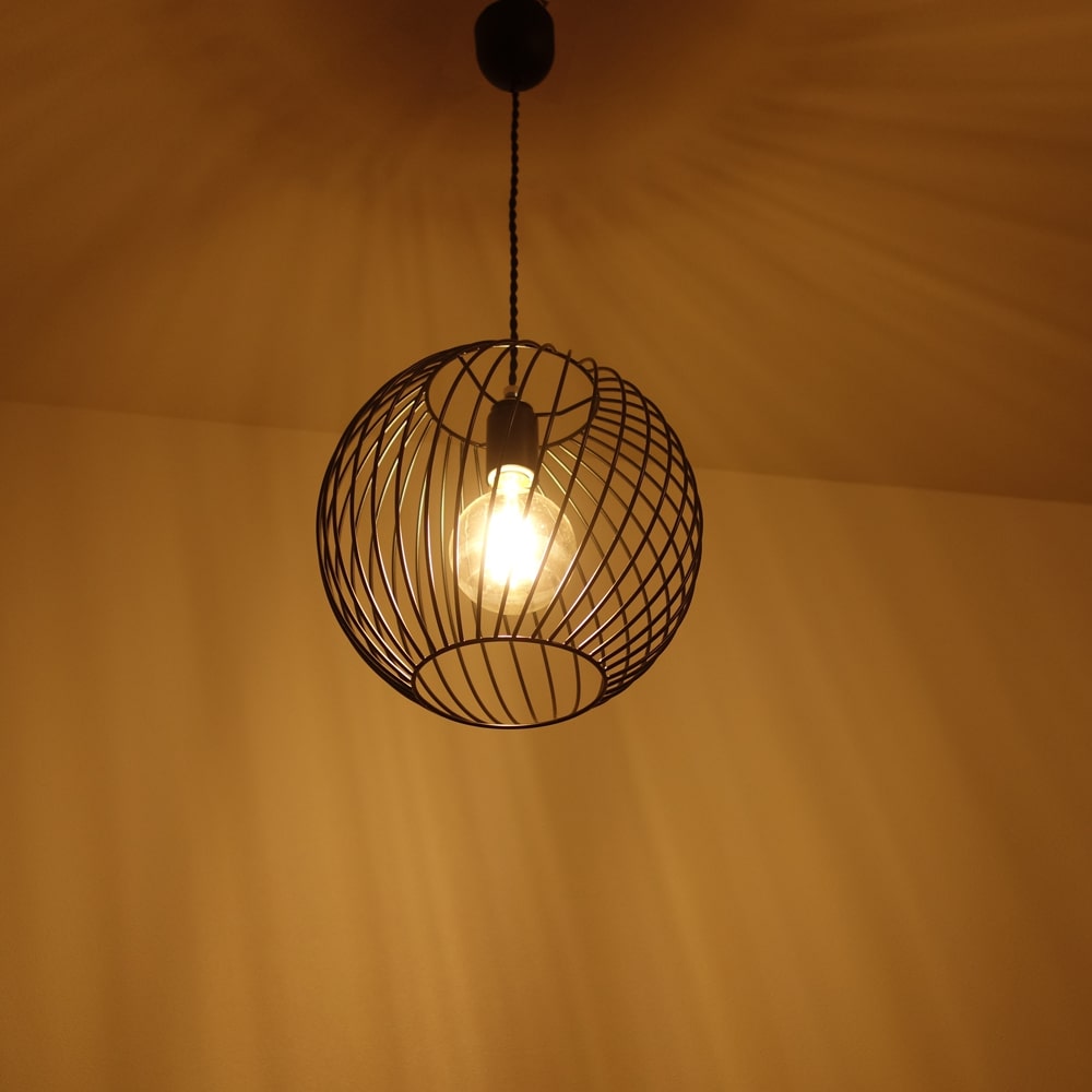丸いワイヤーシェードのモダンな照明