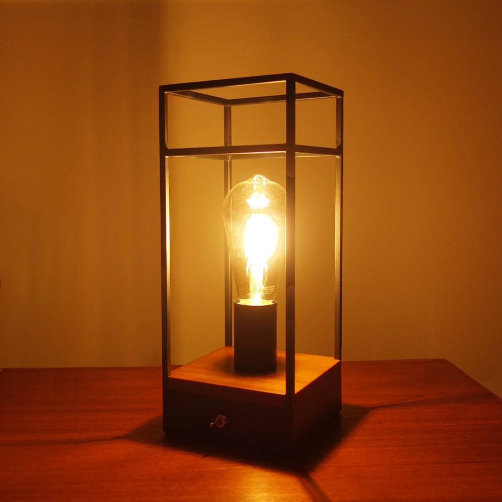 インダストリアルな黒アイアンテーブルライト