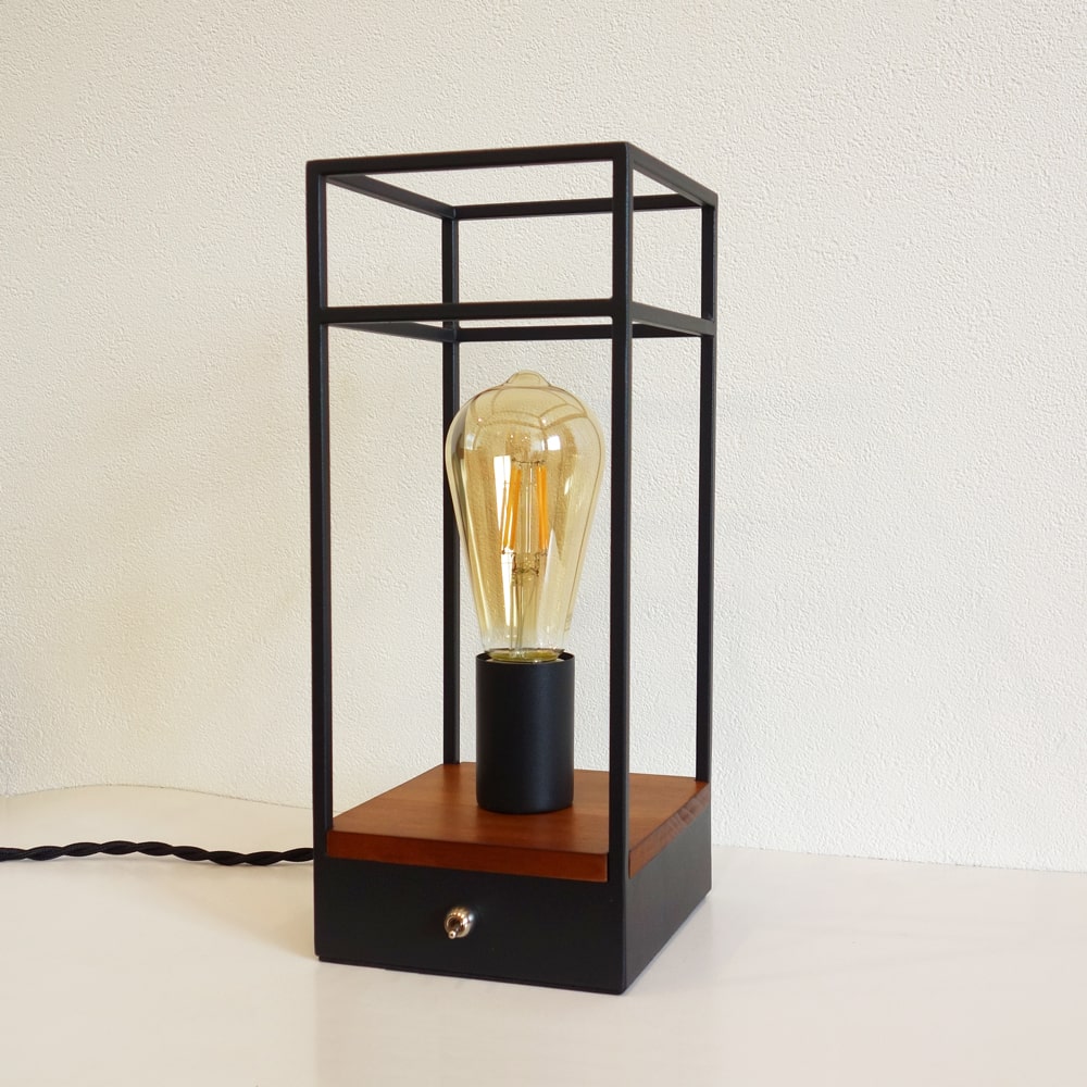 スタイリッシュな黒スケルトンライト