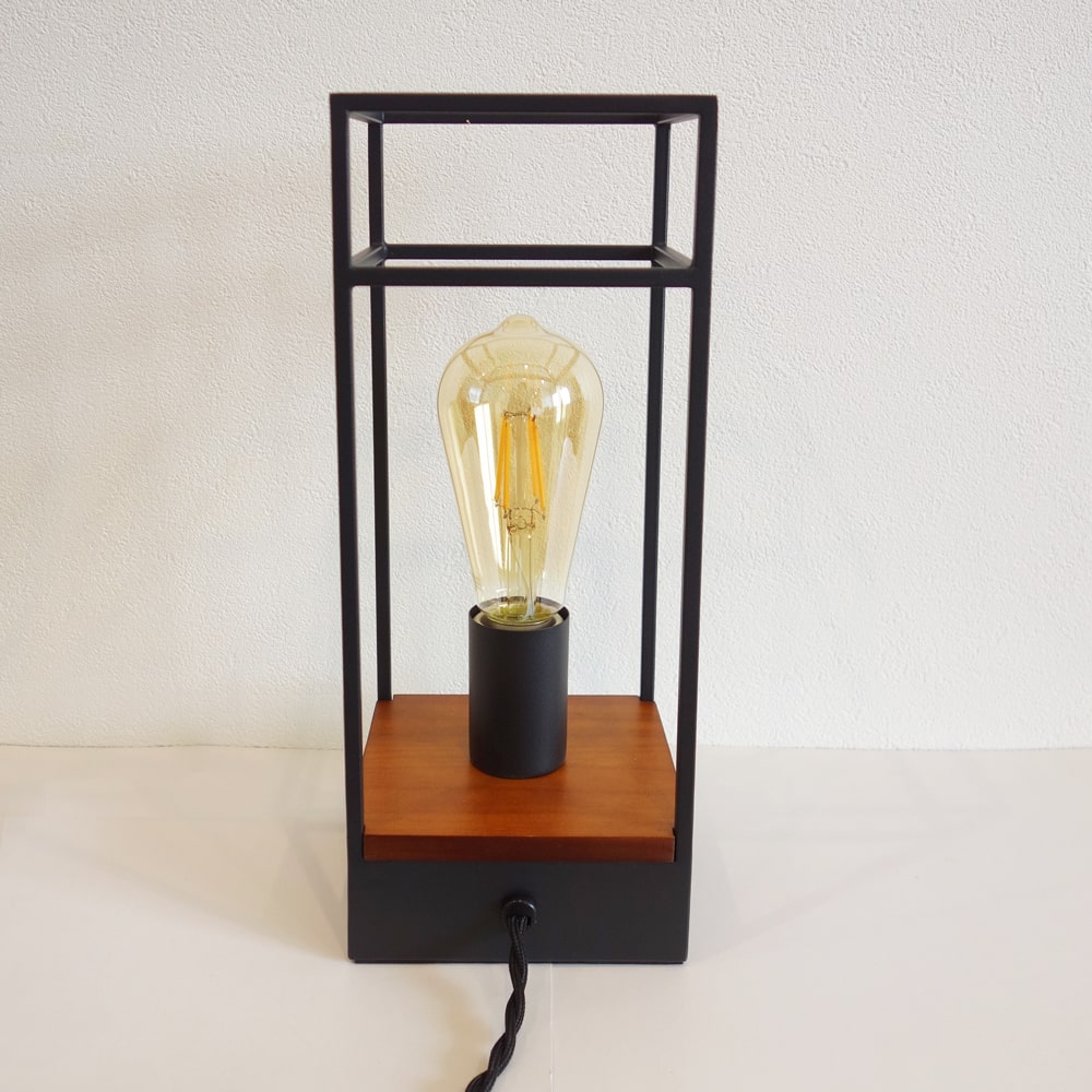 ねじりコード付きの黒テーブルライト