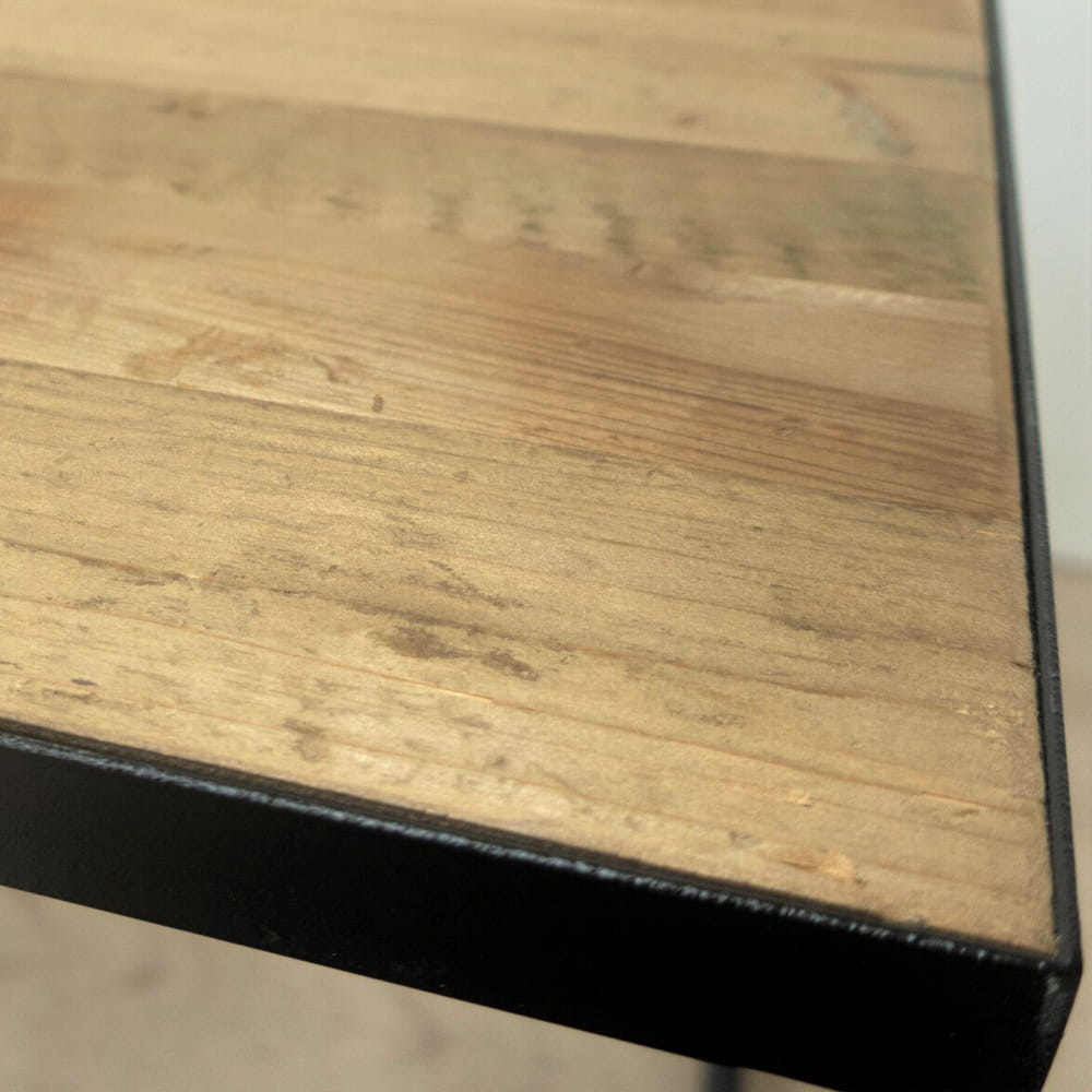 釘穴や傷あとなどが味わい深い古材テーブル