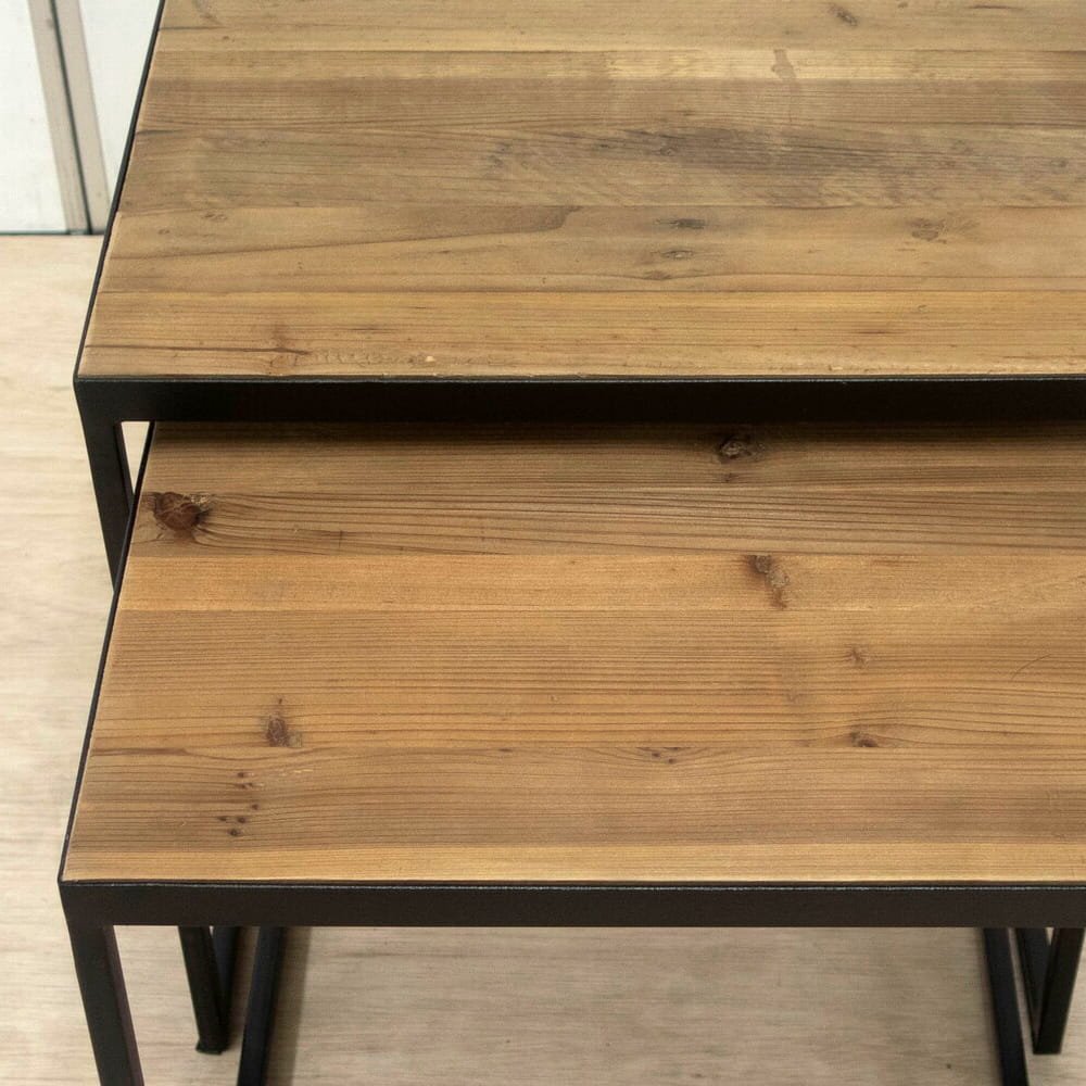 大きさ違いの1つの正方形テーブルセット