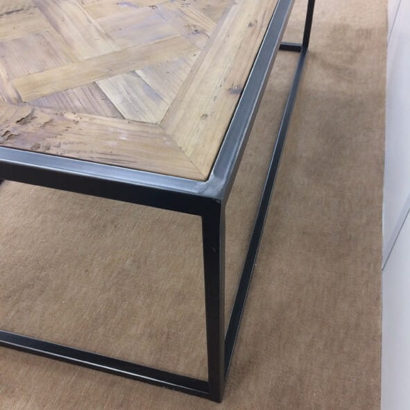 黒い鉄脚と古材がおしゃれなテーブル