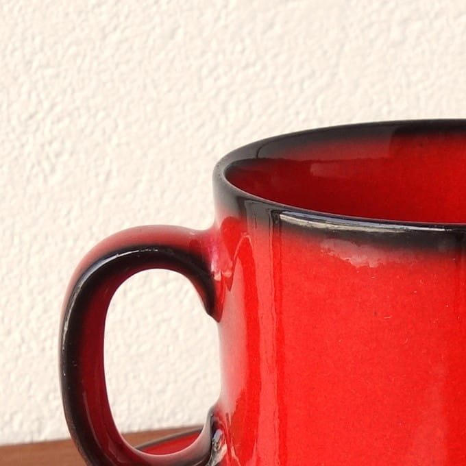 レトロな赤いコーヒーカップ