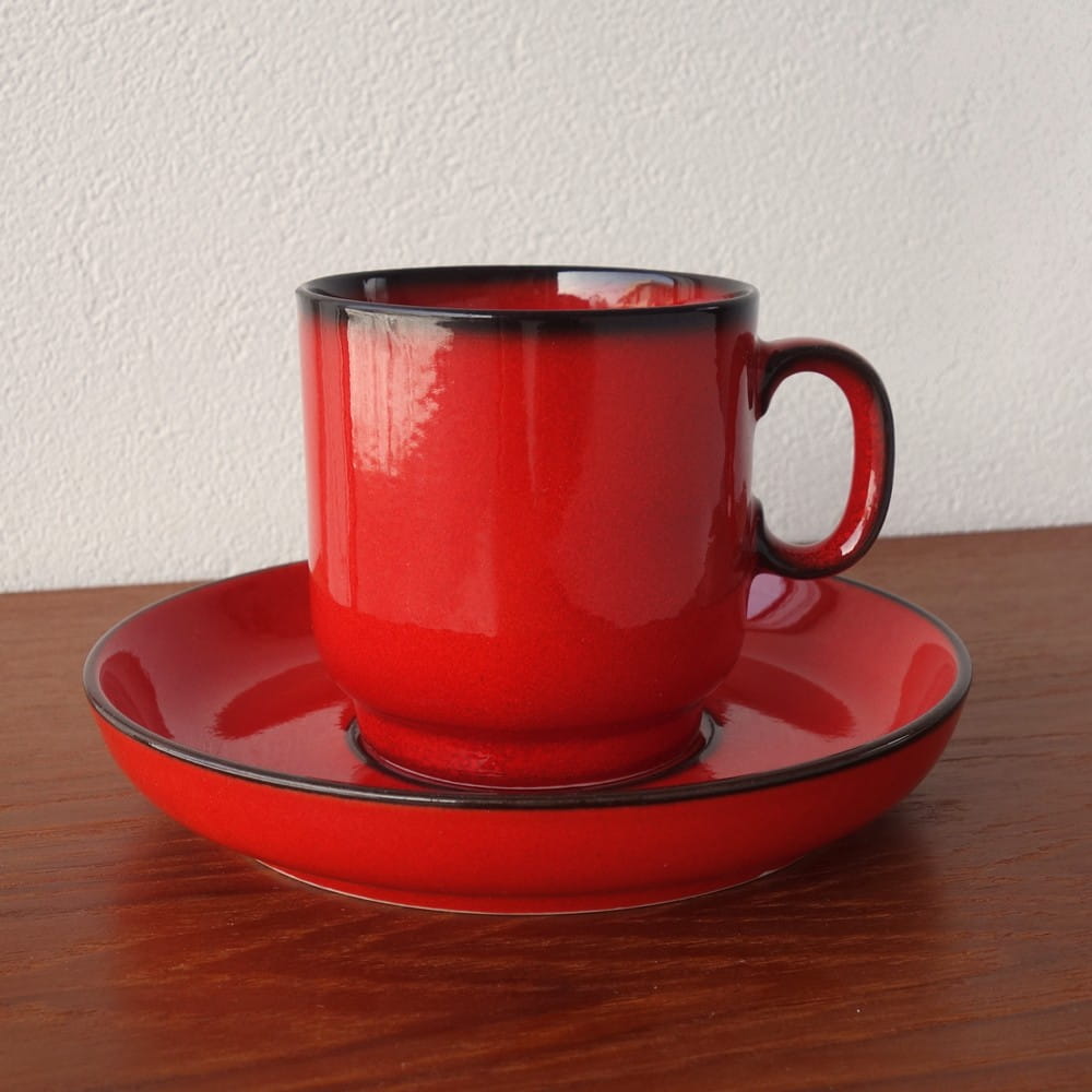 ヴィンテージの赤いコーヒーカップ